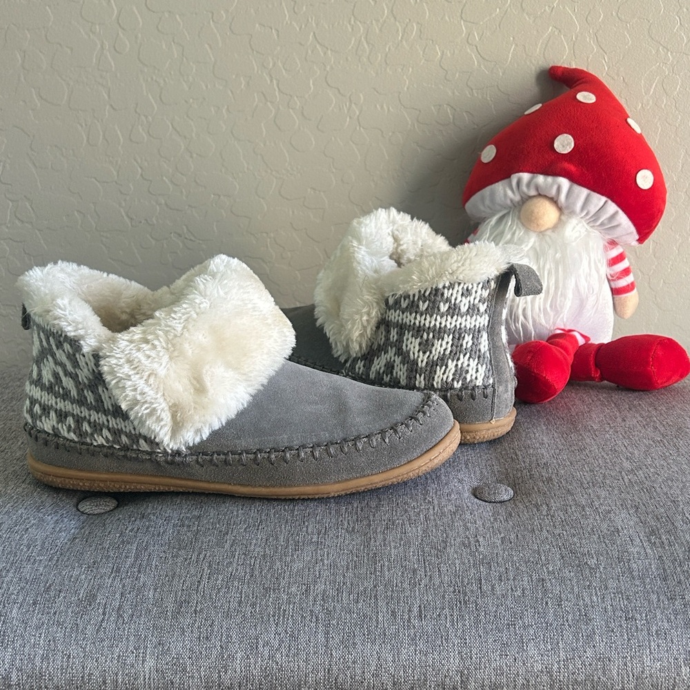 Minnetonka Gray and White bootie with fur size 9